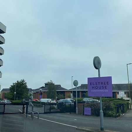 Luxury 1 Bedroom Apartment With Netflix & Parking Borehamwood Exteriör bild