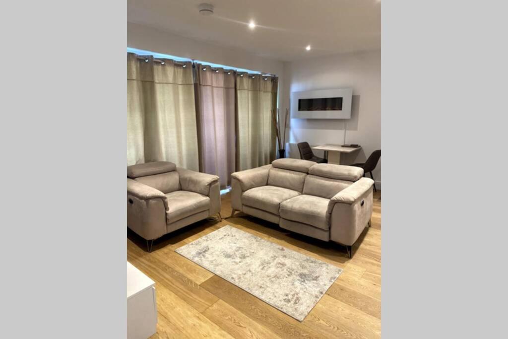 Luxury 1 Bedroom Apartment With Netflix & Parking Borehamwood Exteriör bild