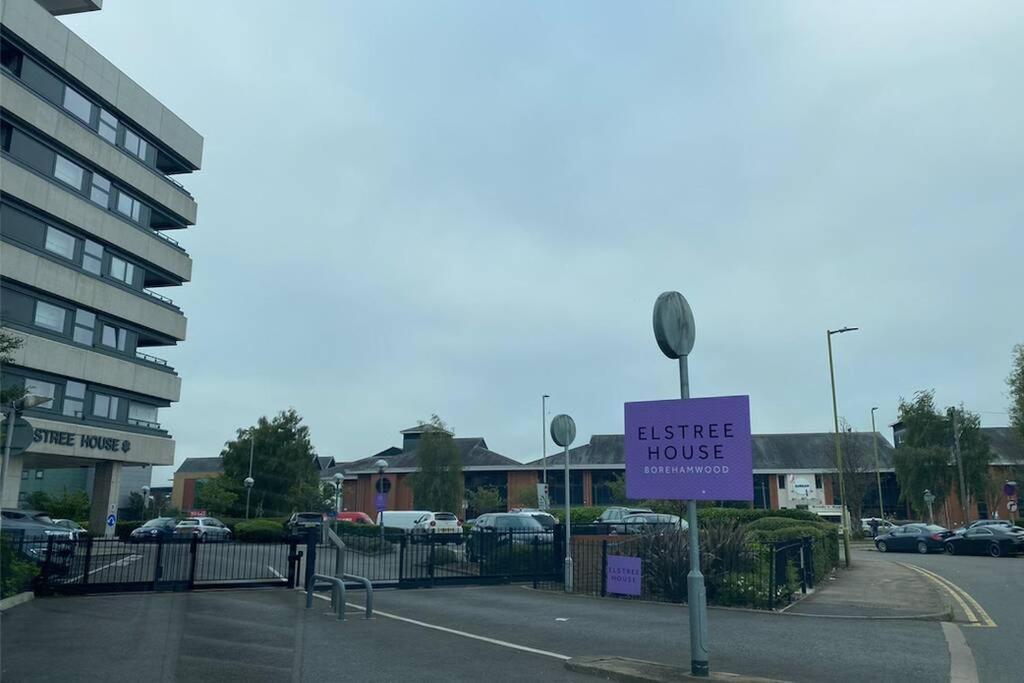 Luxury 1 Bedroom Apartment With Netflix & Parking Borehamwood Exteriör bild