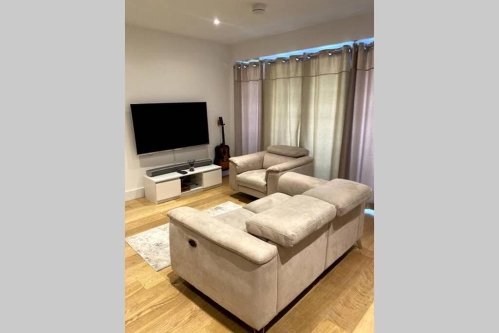 Luxury 1 Bedroom Apartment With Netflix & Parking Borehamwood Exteriör bild